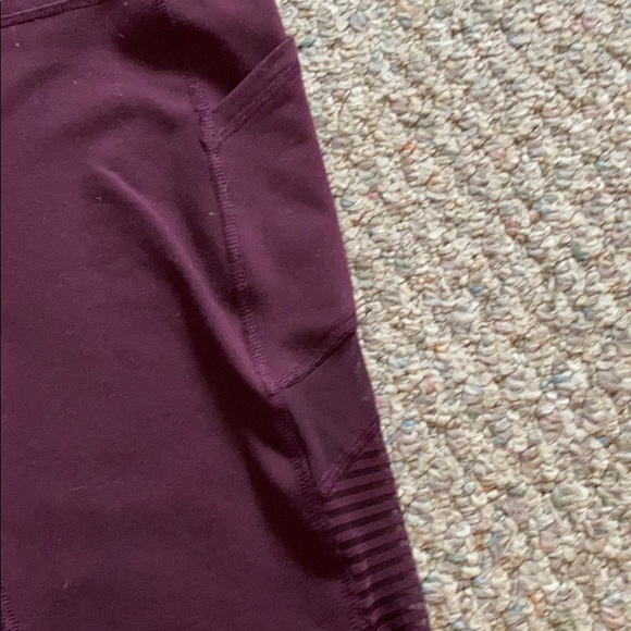 maroon mesh pocketed leggings - Picture 2 of 3